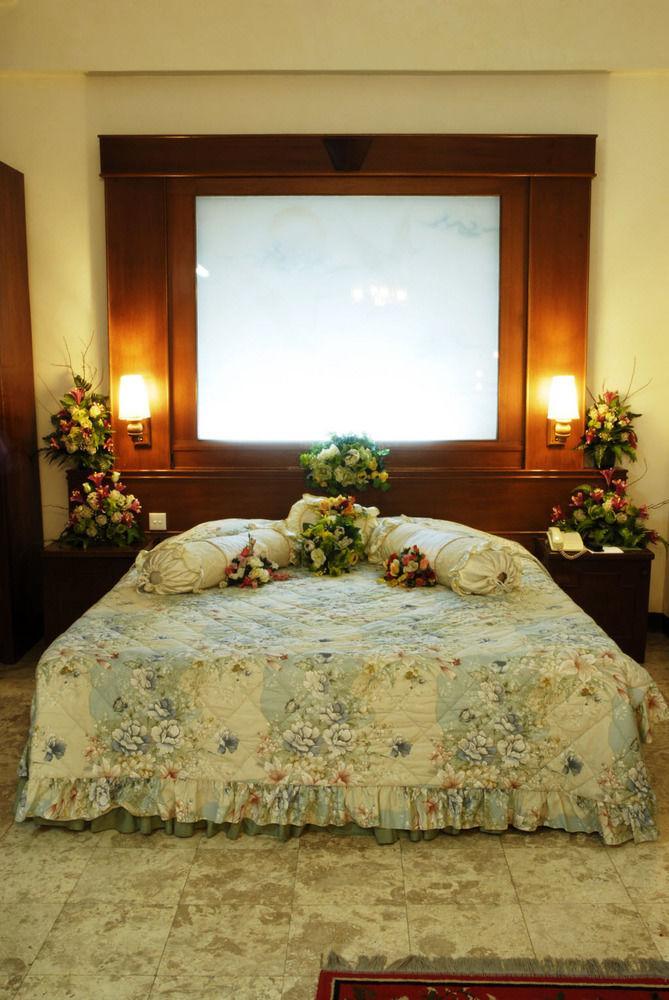 Satelit Hotel スラバヤ エクステリア 写真