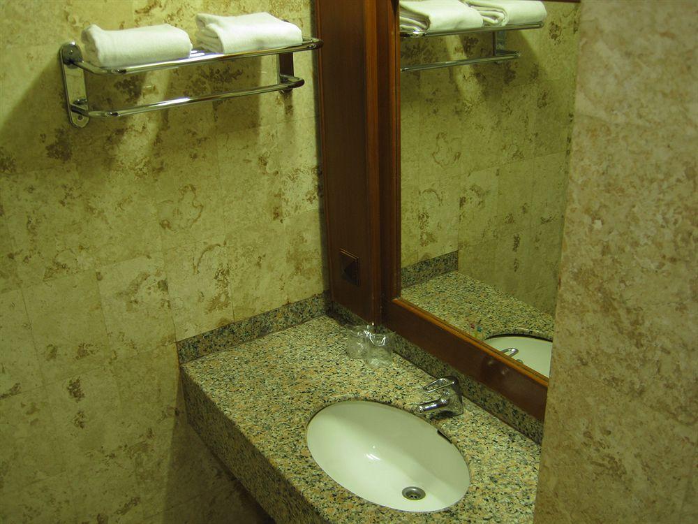 Satelit Hotel スラバヤ エクステリア 写真